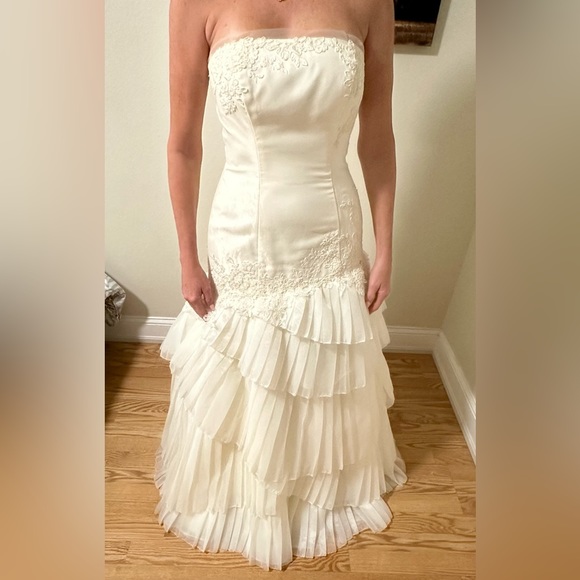 Vera Wang White Wedding Gown Size 4 Ivory - Picture 3 of 4